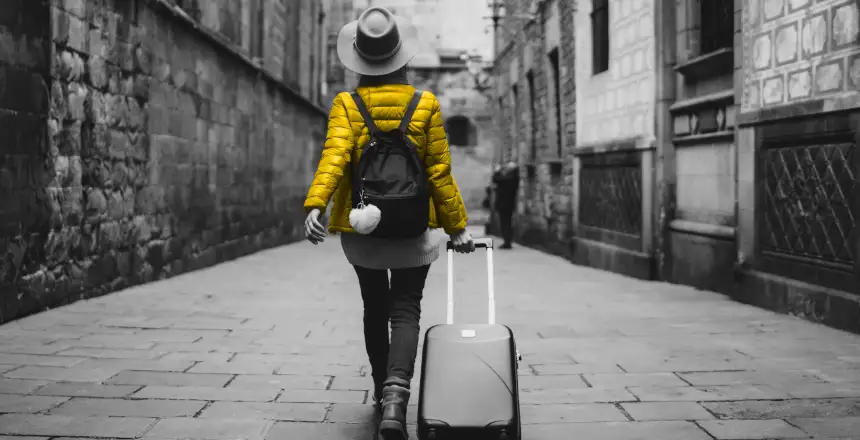 gelbe jacke, koffer reise, stadt gasse, hertz autovermietung