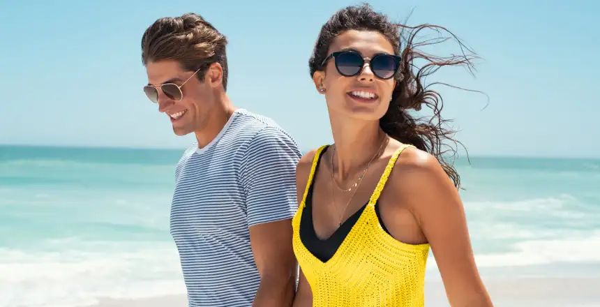 paar am strand, hertz autovermietung