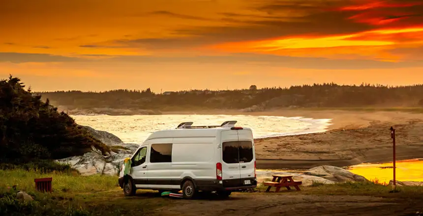 Campervan in der Dämmerung nahe Quebec, Kanada