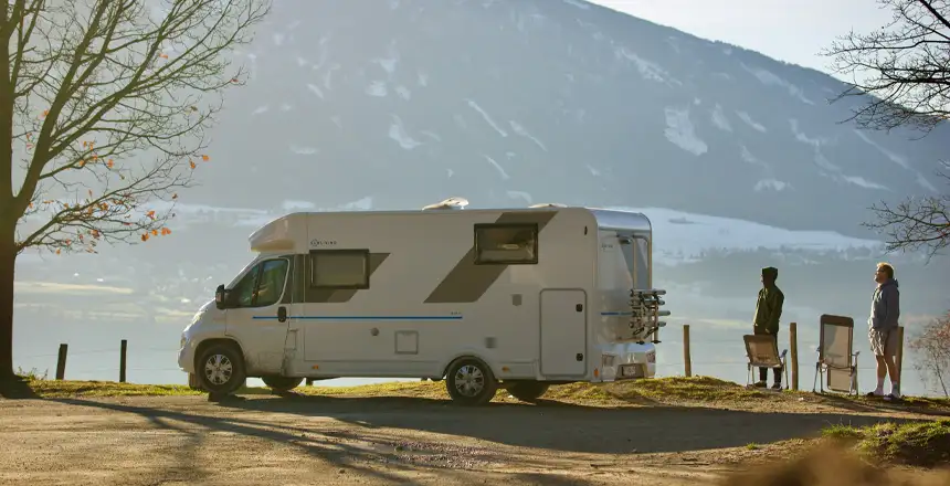 Wohnmobil an einem See in Österreich mit Campern