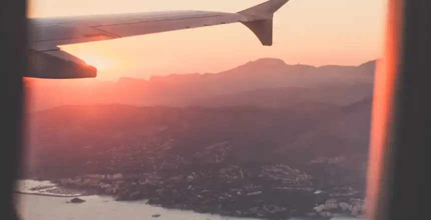 mallorca-spanien-anflug blick auf mallorca aus dem flugzeugfenster