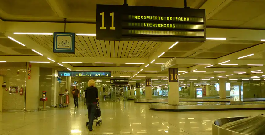 flughafen-palma-mallorca-spanien-gepaeckhalle Gepäckhalle am Flughafen Palma de Mallorca, Spanien