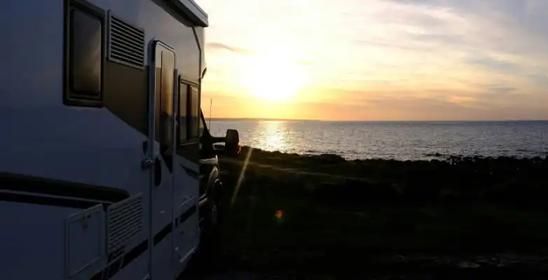 Wohnmobil im Sonnenuntergang an der Küste von Cap Lévi, Frankreich