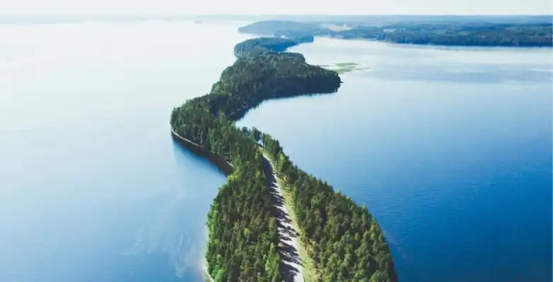 Panoramablick auf einen Teil der Schärenringstraße in Finnland