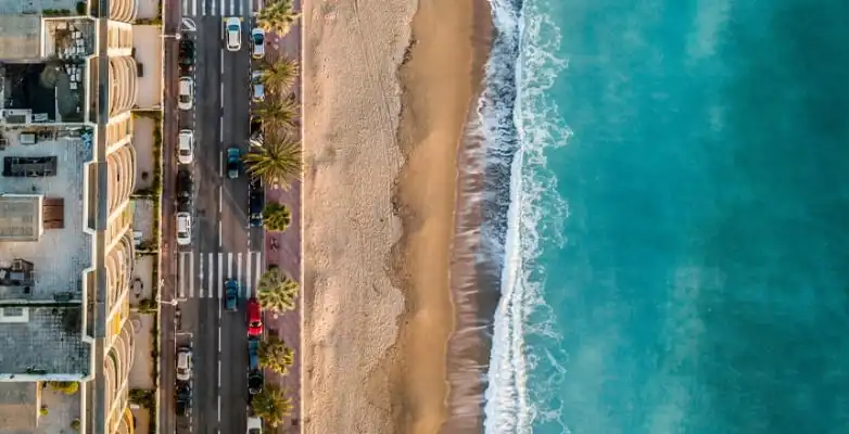 Küstenstraße in Cannes, Frankreich, von oben