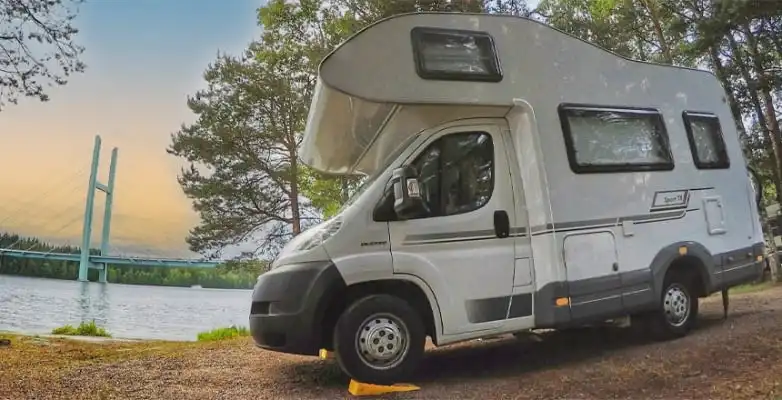 Wohnmobil in Heinola mit Blick auf die Tähtiniemi-Brücke, Finnland