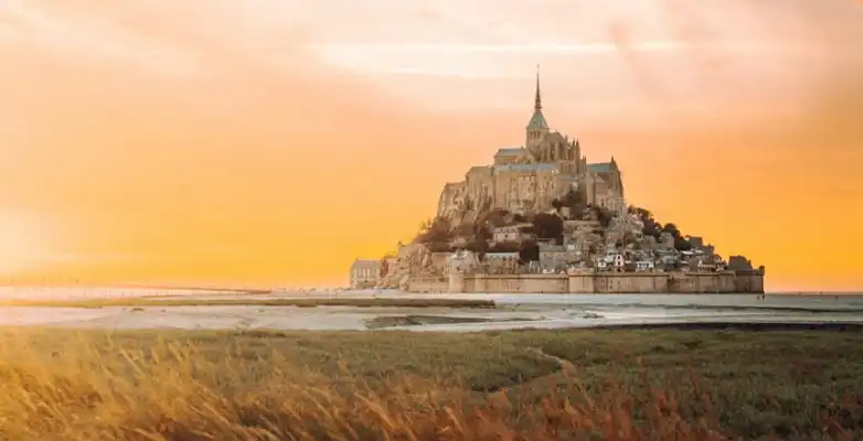 Blick auf Mont Saint-Michel im Sonnenuntergang, Frankreich