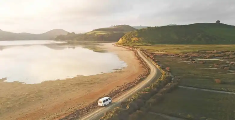 Weißer Campervan auf einer Straße auf der Otago-Halbinsel in Neuseeland