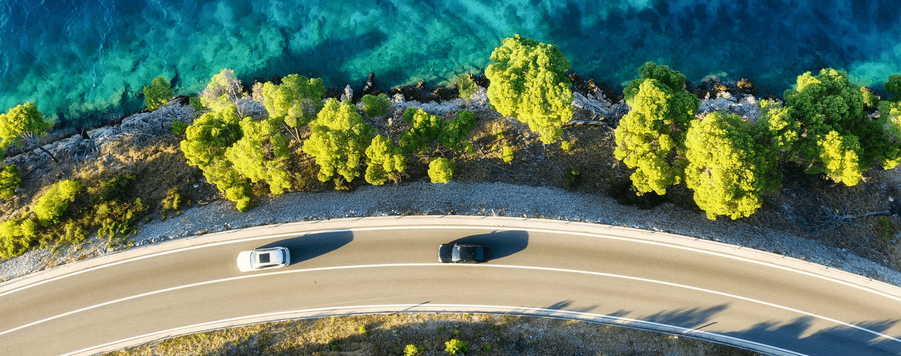 Autos auf Küstenstraße