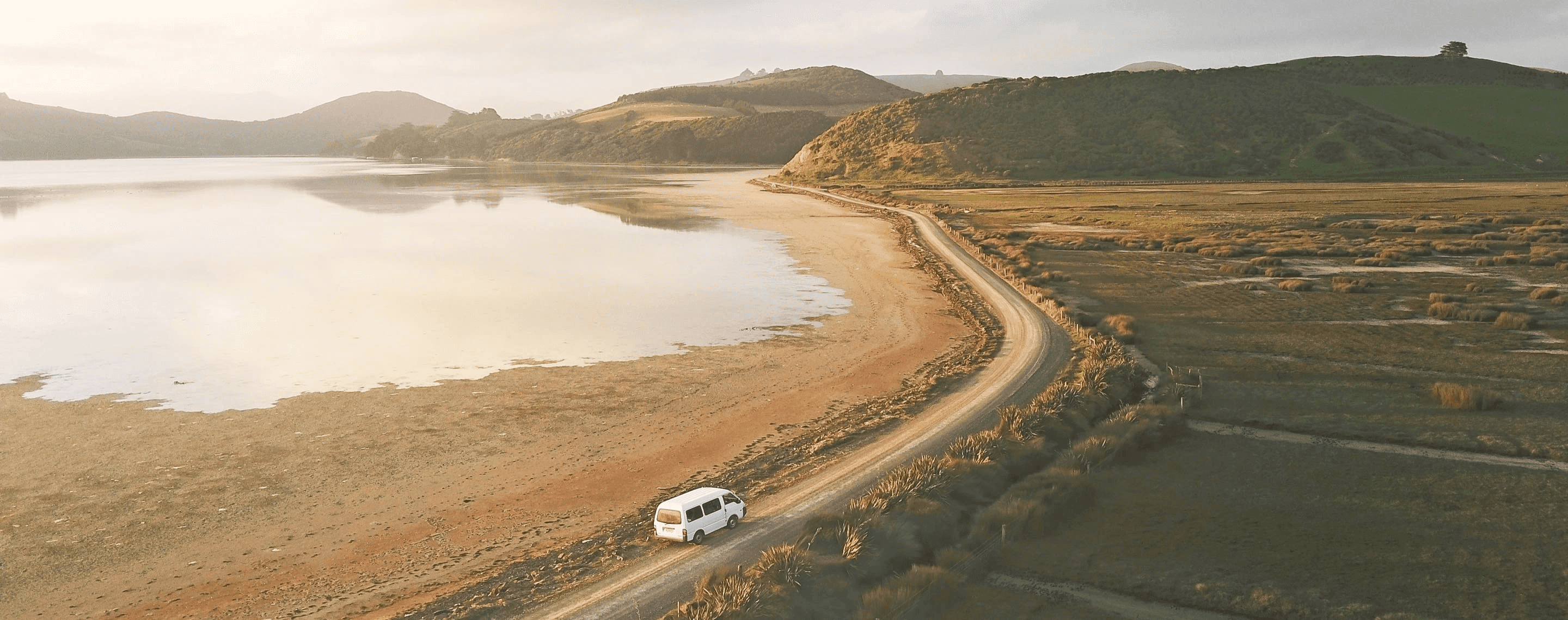 Campervan auf Straße, Otago Halbinsel, Neuseeland