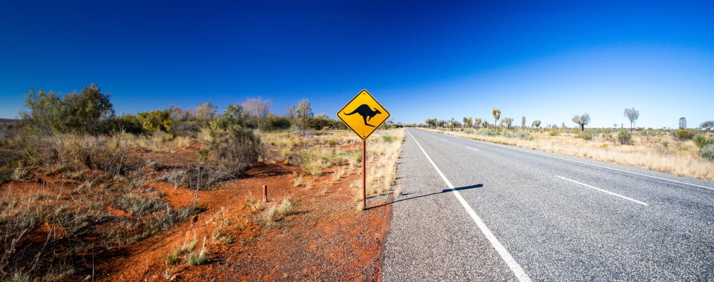 Straße in Australien mit Schild Achtung Känguru