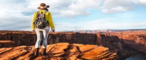 frau am canyon, hertz autovermietung