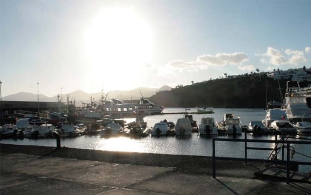 Hafen an der Südküste von Lanzarote im Abendlicht