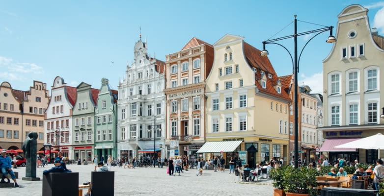 Alte Stadthäuser am Platz Neuer Markt in Rostock