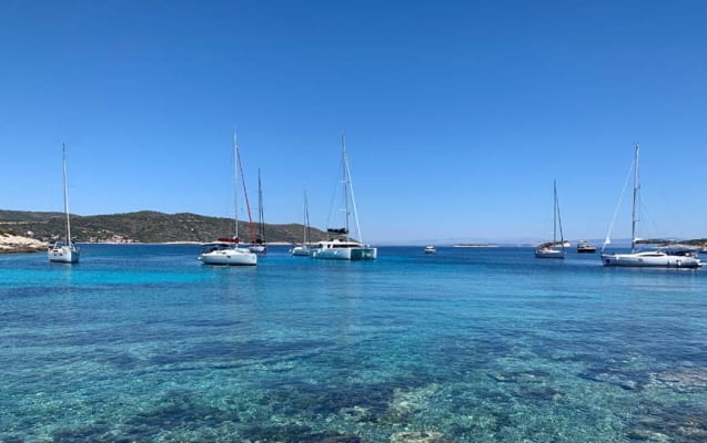 Schiffe im kristallklaren Wasser in Split, Kroatien